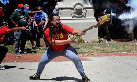 Sebastián Romero fue uno de los emblemas de los incidentes que se produjeron en diciembre de 2017 en las inmediaciones del Congreso mientras se debatía la reforma previsional. Sebastián Romero fue uno de los emblemas de los incidentes que se produjeron en diciembre de 2017 en las inmediaciones del Congreso mientras se debatía la reforma previsional.