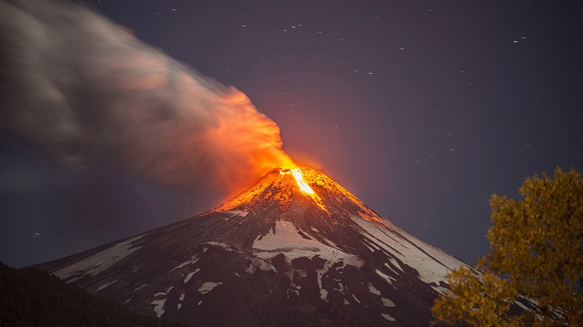 El volcán Villarrica vomita fuego y humo desde hace una semana e incrementó la actividad en las Navidades.&nbsp;