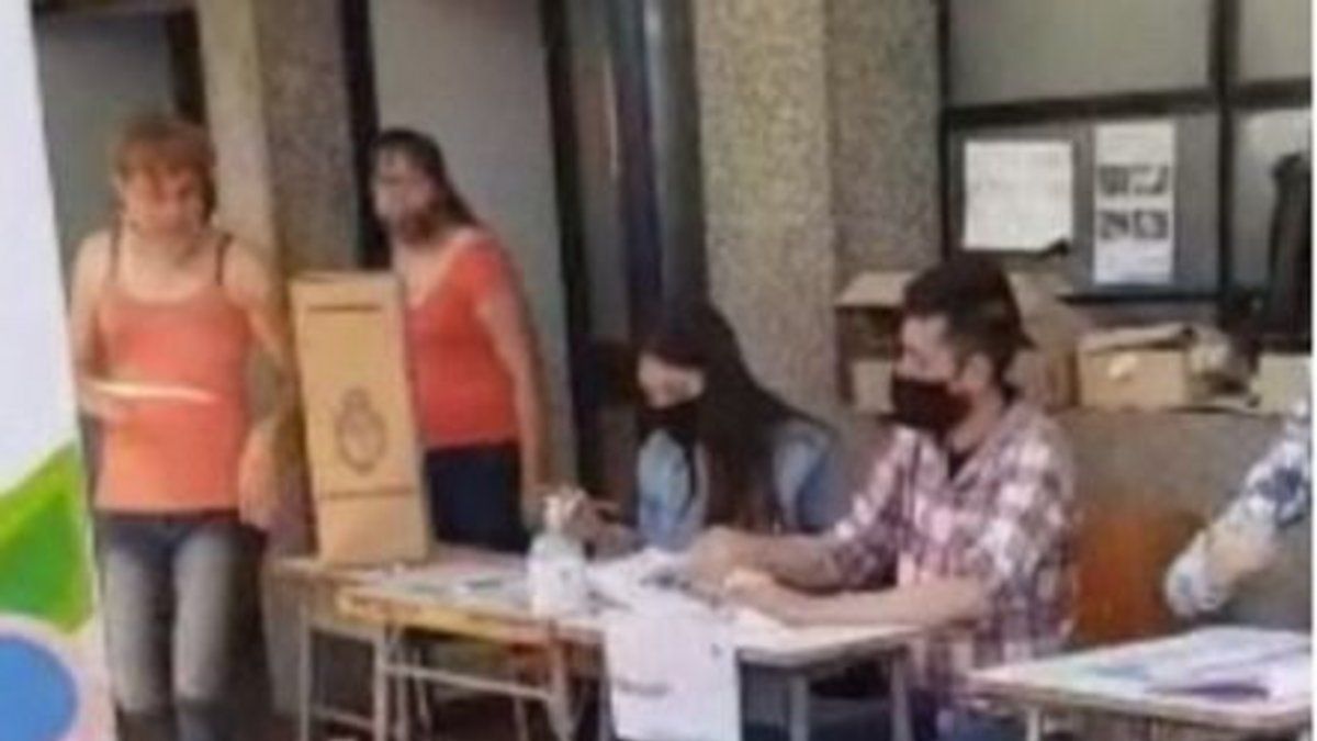 Elecciones 2021: cuatro mujeres entraron al cuarto oscuro al mismo tiempo y las autoridades de mesa no se dieron cuenta