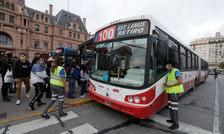 El jefe de Gabinete, Juan Manzur, adelantó que el gobierno analiza incrementar las tarifas de colectivos en la Ciudad de Buenos Aires. Dicho aumento sería del 40% y regiría para las 32 líneas de colectivos que circulan dentro de Caba. El jefe de Gabinete, Juan Manzur, adelantó que el gobierno analiza incrementar las tarifas de colectivos en la Ciudad de Buenos Aires. Dicho aumento sería del 40% y regiría para las 32 líneas de colectivos que circulan dentro de Caba.