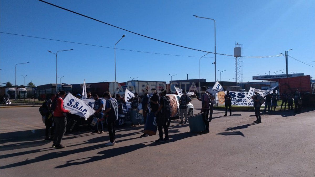 El Sindicato de Seguridad Privada e Investigaciones bloquea el ingreso y egreso de camiones al Centro de Logística de la Cervecería Santa Fe.