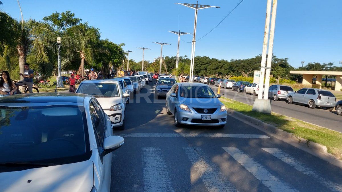 En la zona de la costanera este no había lugar para estacionar los autos.