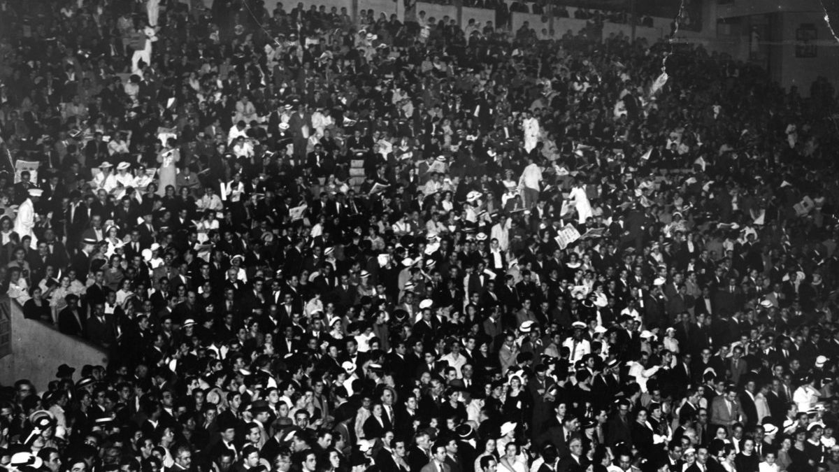 Miles de admiradores acompañaron el lento avance del cortejo fúnebre de Carlos Gardel por la avenida Corrientes tras el masivo velatorio en el Luna Park. Miles de admiradores acompañaron el lento avance del cortejo fúnebre de Carlos Gardel por la avenida Corrientes tras el masivo velatorio en el Luna Park.