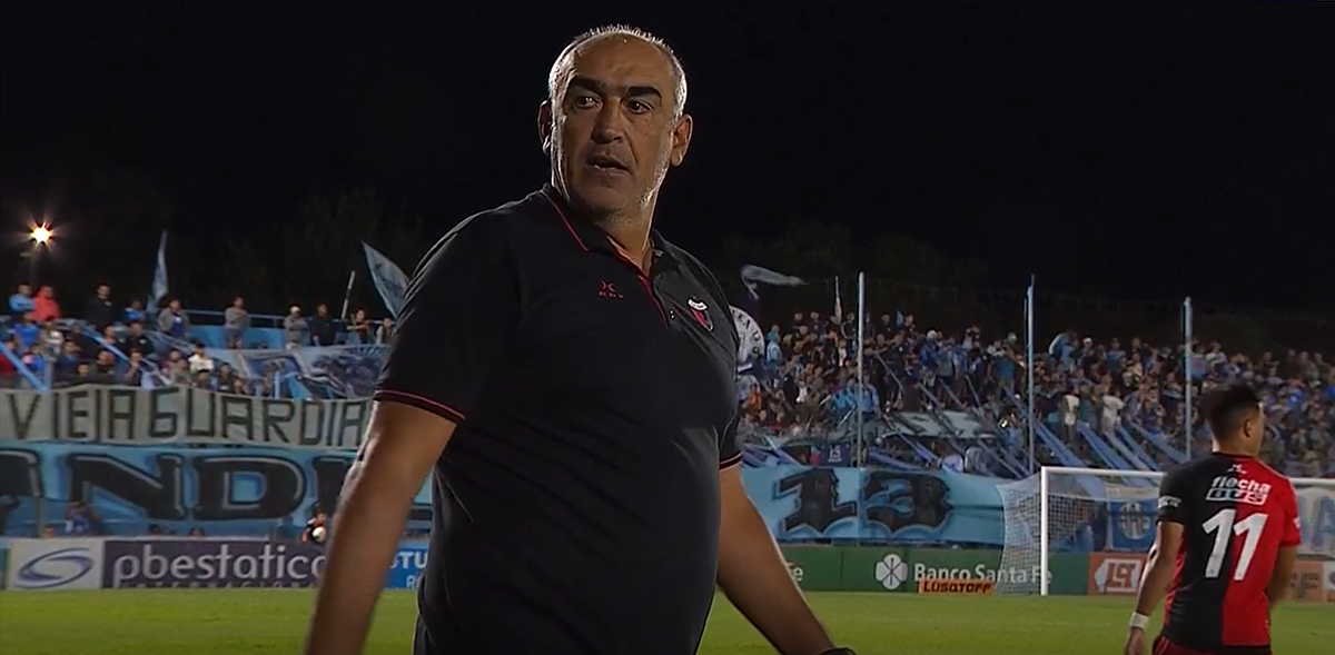 Malas noticias para Iván Delfino en el partido de Colón vs. Estudiantes de Río Cuarto: se lesionó Axel Rodríguez.