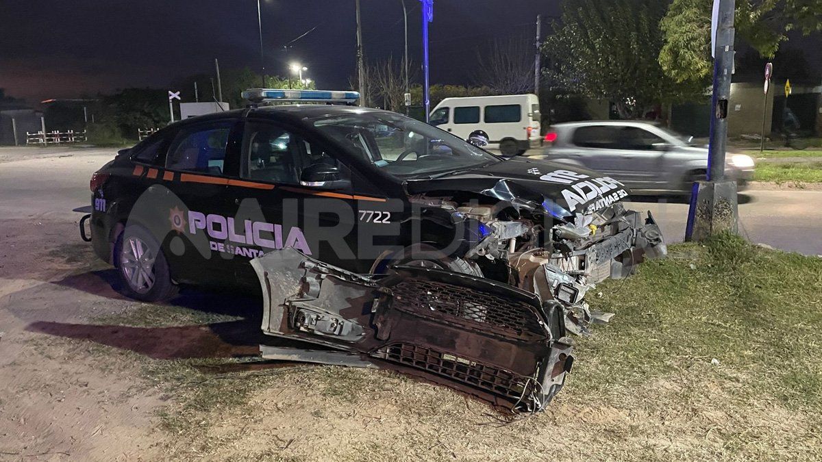 Así quedó la parte delantera del patrullero tras el siniestro.