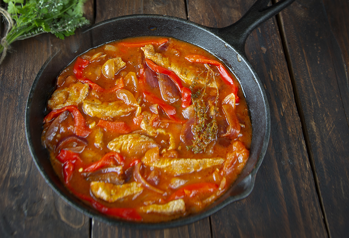 Silvana, la participante de MasterChef, tuvo que cocinar bifes a la portuguesa, uno de los platos de Claudia Villafañe.