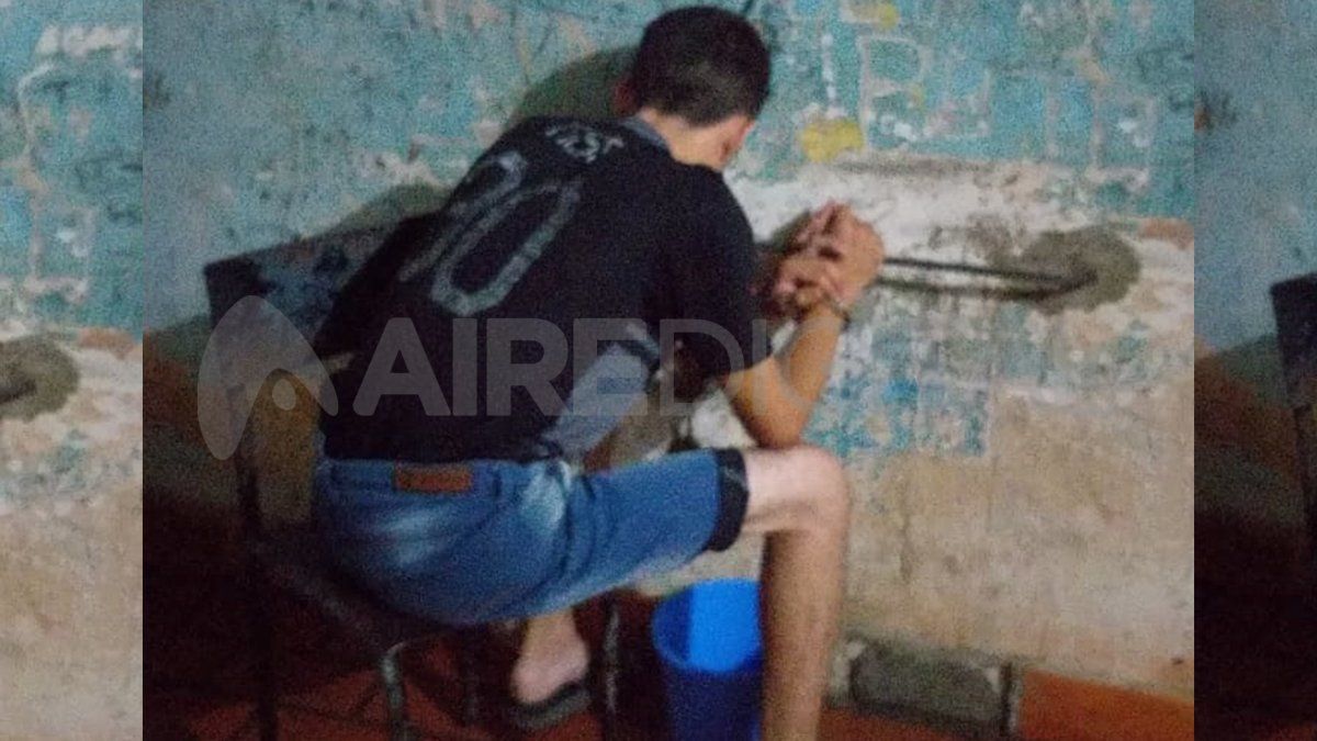 Esposado. Así quedó en el calabozo el asaltante del remise.