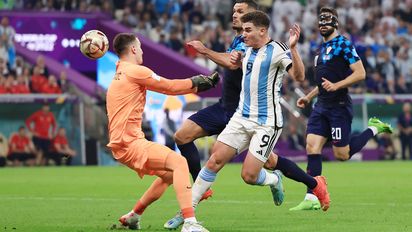 Video: el golazo de atropellada de Julián Álvarez para poner el 2-0 de Argentina sobre Croacia