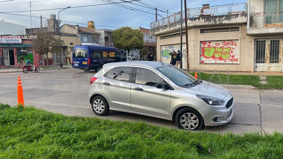 El sospechoso iba en un Ford Ka junto a otros cuatro hombres. El sospechoso iba en un Ford Ka junto a otros cuatro hombres.