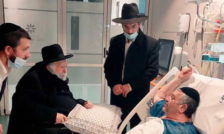Isaac Jabbaz, aún convalesciente, recibió la visita del Gran Rabino Shamuel Levin y el rabino Eliahu Hambra. Con ellos, Gabriel, hermano de Isaac. Fuera de plano estaba Marcos, otro hermano del herido, que también es Rabino y fue quien le contó la muerte de su esposa y cuatro de sus hijos. Isaac Jabbaz, aún convalesciente, recibió la visita del Gran Rabino Shamuel Levin y el rabino Eliahu Hambra. Con ellos, Gabriel, hermano de Isaac. Fuera de plano estaba Marcos, otro hermano del herido, que también es Rabino y fue quien le contó la muerte de su esposa y cuatro de sus hijos.