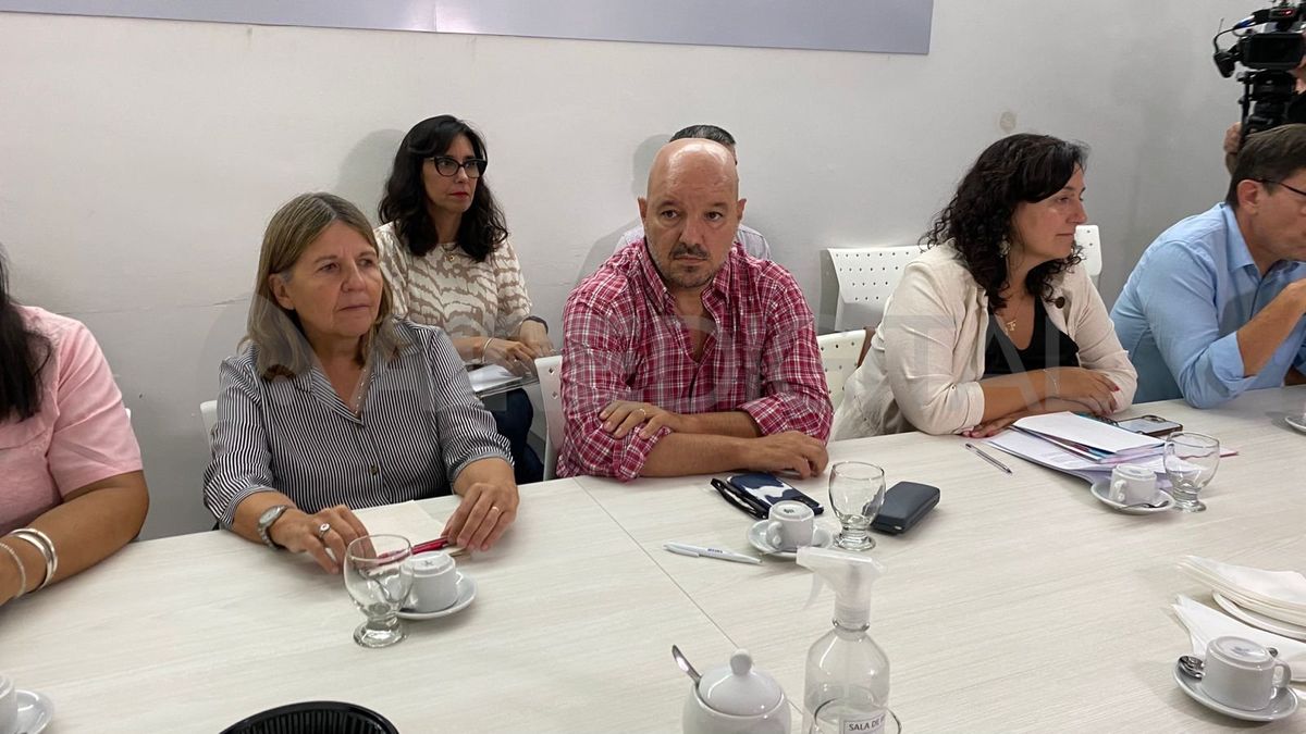 El secretario general de Amsafé, Rodrigo Alonso calificó la oferta de “insuficiente”, admitió que esperaban “mucho más” y aseguró que “no da cuenta de las necesidades”. El secretario general de Amsafé, Rodrigo Alonso calificó la oferta de “insuficiente”, admitió que esperaban “mucho más” y aseguró que “no da cuenta de las necesidades”.