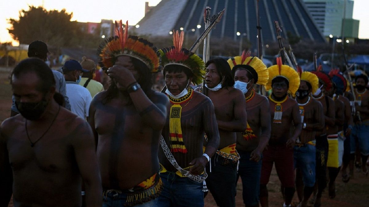 Unos 6.000 indígenas de 173 pueblos originarios de Brasil acampan desde esta semana en la Explanada de los Ministerios, en Brasilia, ante la inminencia de un fallo de la corte suprema que es considerado clave para el futuro de las tierras ancestrales.