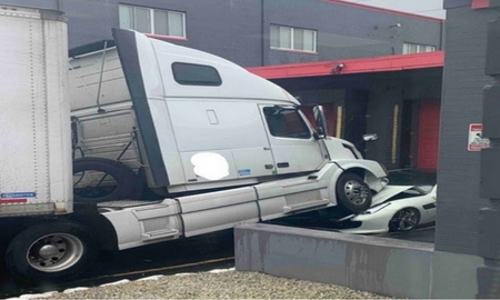 Lo echaron y aplastó la Ferrari de su jefe con un camión Lo echaron y aplastó la Ferrari de su jefe con un camión