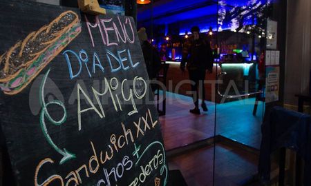 Los bares y restaurantes de la ciudad de Santa Fe se preparan para recibir a los clientes que optan por celebrar el Día del Amigo fuera de su casa. Los bares y restaurantes de la ciudad de Santa Fe se preparan para recibir a los clientes que optan por celebrar el Día del Amigo fuera de su casa.