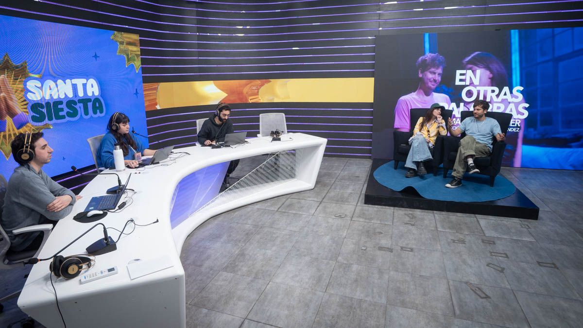 Gimena Accardi y Andrés Gil visitaron los estudios de Aire en la previa de su obra en la ciudad de Santa Fe. Gimena Accardi y Andrés Gil visitaron los estudios de Aire en la previa de su obra en la ciudad de Santa Fe.