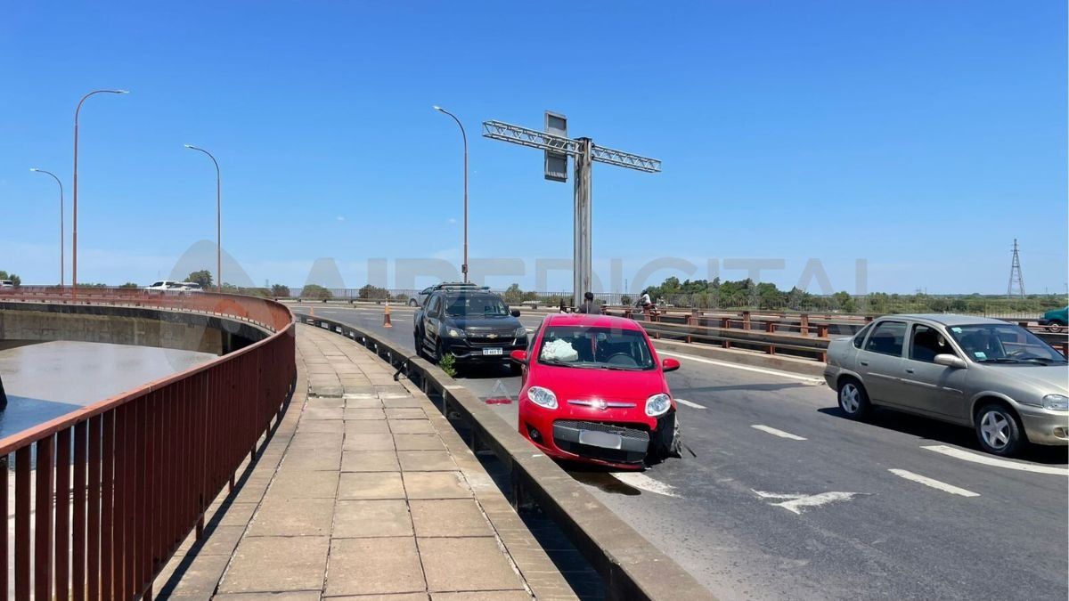 Así quedó el auto tras el choque contra el guardarraíl durante la siesta del lunes.