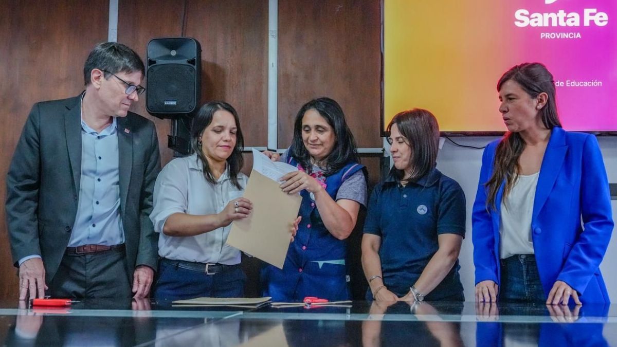 Se realizó la apertura de sobres con 10 ofertas para la construcción de 30 aulas en 18 escuelas. 