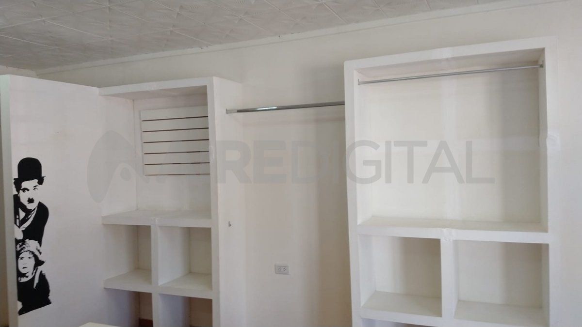 Tres jeans y dos remeras dejaron los ladrones que vaciaron el local ubicado en pleno centro de la ciudad de Sauce Viejo.