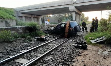 Un empleado de la Agencia de Investigación Criminal falleció luego de caer con su vehículo de la Circunvalación, en Rosario, a la altura de la Ruta 34. Un empleado de la Agencia de Investigación Criminal falleció luego de caer con su vehículo de la Circunvalación, en Rosario, a la altura de la Ruta 34.