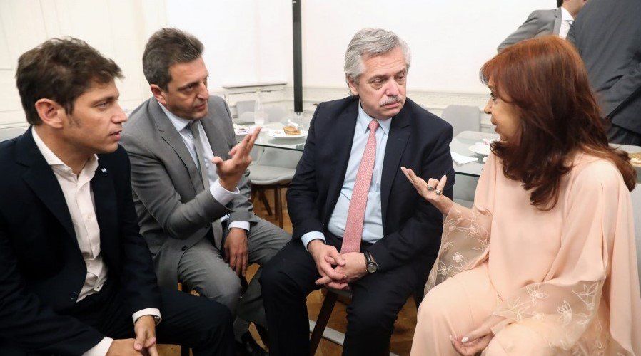 Rodeado: el presidente Fernández resiste a duras penas los embates de Cristina