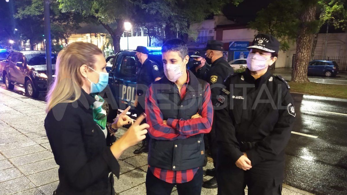 Virginia Coudannes, en representación de la Municipalidad de Santa Fe, Facundo Bustos por el Ministerio de Seguridad de la provincia y la jefa de la URI Marcela Muñoz, en el operativo desplegado en Bulevar Gálvez y Rivadavia. 