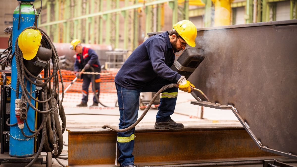 Existen una gran cantidad de vacantes para oficios técnicos y operativos. Existen una gran cantidad de vacantes para oficios técnicos y operativos.