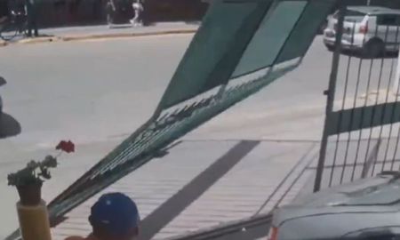 Una mujer derribó el portón de un estacionamiento de Buenos Aires. Una mujer derribó el portón de un estacionamiento de Buenos Aires.