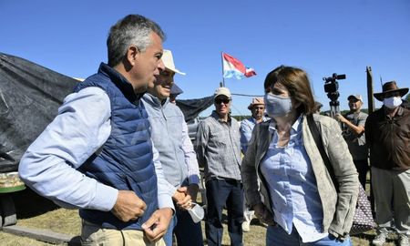 El conflicto familiar por la posesión de terrenos de la familia Etchevehere en Entre Ríos es noticia nacional hace semanas y la ciudad de Santa Fe no escapó a la situación. La disputa tuvo su réplica en la ciudad de Santa Fe no sólo a través de los medios de comunicación sino por la participación directa de un actor santafesino. El conflicto familiar por la posesión de terrenos de la familia Etchevehere en Entre Ríos es noticia nacional hace semanas y la ciudad de Santa Fe no escapó a la situación. La disputa tuvo su réplica en la ciudad de Santa Fe no sólo a través de los medios de comunicación sino por la participación directa de un actor santafesino.