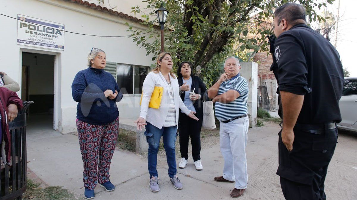 Los vecinos de La Guardia esperando ser recibidos por las autoridades