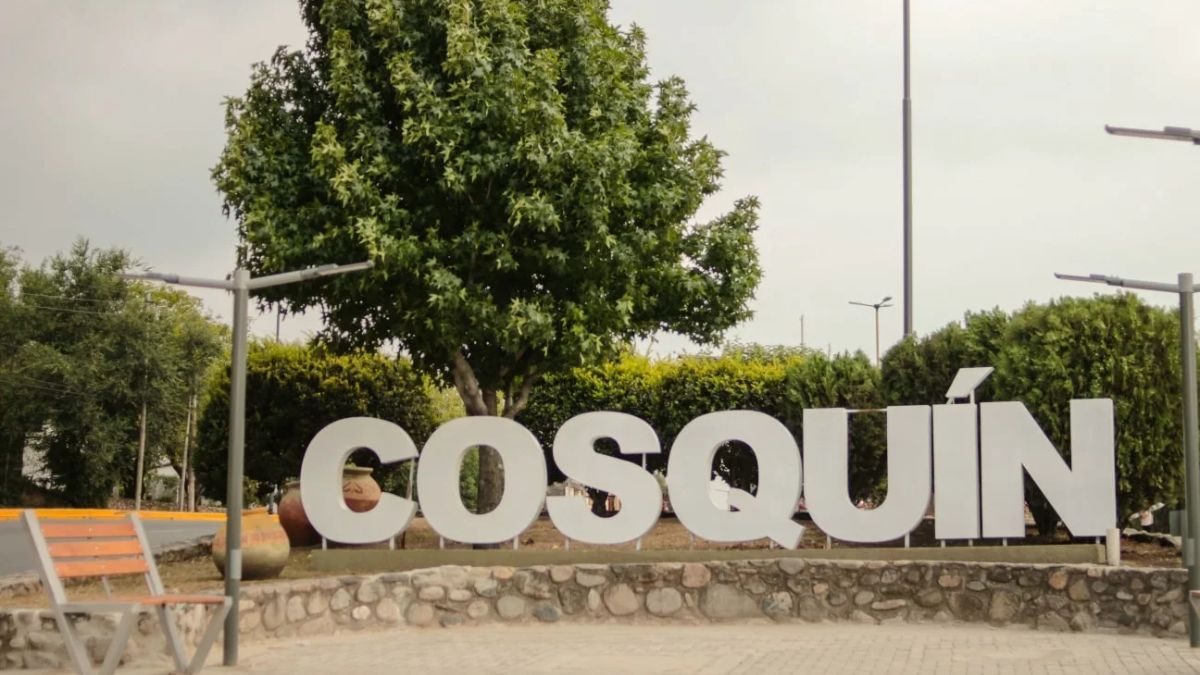 La gastronomía regional de Cosquín combina platos tradicionales con espacios al aire libre y vistas a las sierras. La gastronomía regional de Cosquín combina platos tradicionales con espacios al aire libre y vistas a las sierras.