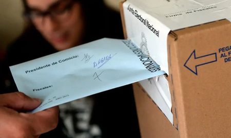 Las elecciones para gobernador de Chubut comenzaron a las 8 de este domingo, tras superarse los obstáculos que provocó el temporal de viento en la zona de Comodoro Rivadavia. Las elecciones para gobernador de Chubut comenzaron a las 8 de este domingo, tras superarse los obstáculos que provocó el temporal de viento en la zona de Comodoro Rivadavia.