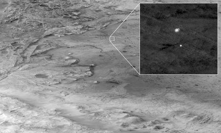 Foto de la cámara HIRISE: el amartizaje fue exitoso y el Perseverance ya está en el cráter Jezero para buscar rastros de vida pasada. Foto de la cámara HIRISE: el amartizaje fue exitoso y el Perseverance ya está en el cráter Jezero para buscar rastros de vida pasada.