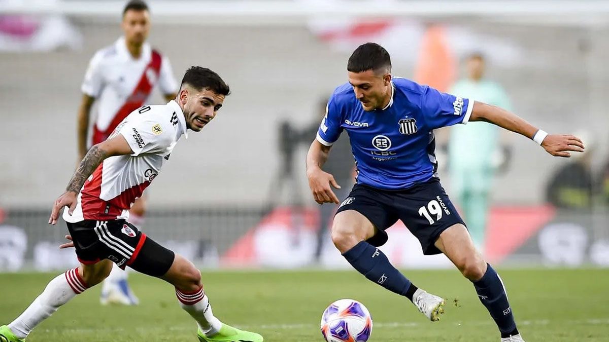 En la próxima fecha, la número 22, River visitará a Argentinos Juniors (domingo 2 a partir de las 20.30) y Talleres recibirá a Lanús, el mismo día pero desde las 15.30.