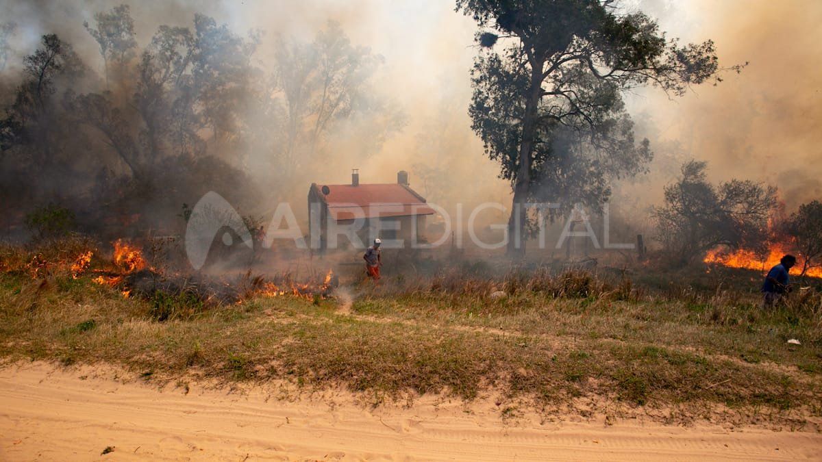 Las llamas amenazan las viviendas de Colastiné.
