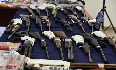 La Legislatura de Santa Fe convirtió en ley un proyecto que establece la prisión preventiva para aquellas personas que sean detenidas por portación ilegal de armas de fuego. La Legislatura de Santa Fe convirtió en ley un proyecto que establece la prisión preventiva para aquellas personas que sean detenidas por portación ilegal de armas de fuego.