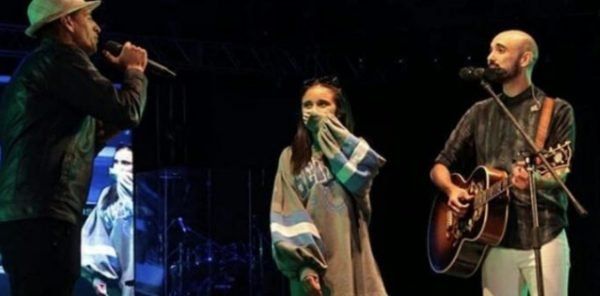 Un fan de Abel Pintos lo sorprendió en medio de un recital