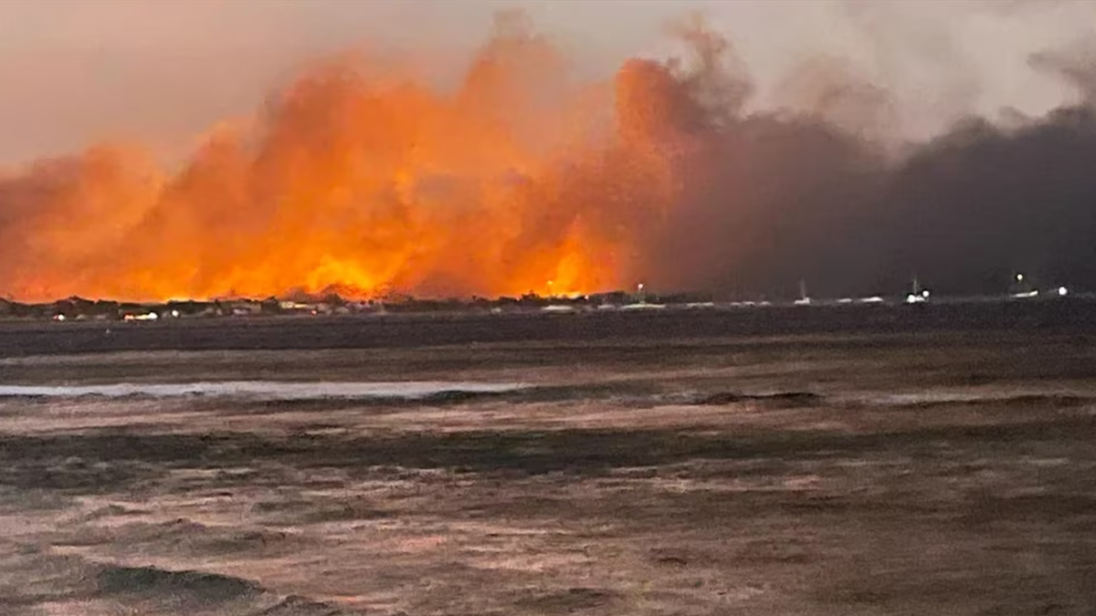Vista de las llamas mientras los incendios arrasan la histórica ciudad de Lahaina, Maui, Hawái, Estados Unidos. Vista de las llamas mientras los incendios arrasan la histórica ciudad de Lahaina, Maui, Hawái, Estados Unidos.