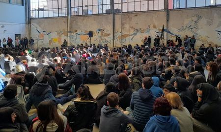 Los estudiantes se sentaron en el patio, junto a docentes del establecimiento. Los estudiantes se sentaron en el patio, junto a docentes del establecimiento.