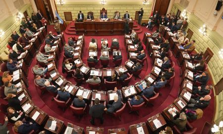 Para este lunes, se espera que la comisión de Peticiones comience a discutir la situación de la convencional Alejandra Locomotora Oliveras. Para este lunes, se espera que la comisión de Peticiones comience a discutir la situación de la convencional Alejandra Locomotora Oliveras.
