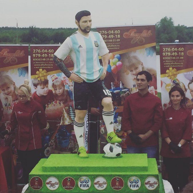 La torta gigante que le realizaron a Lionel Messi en Bronnitsy