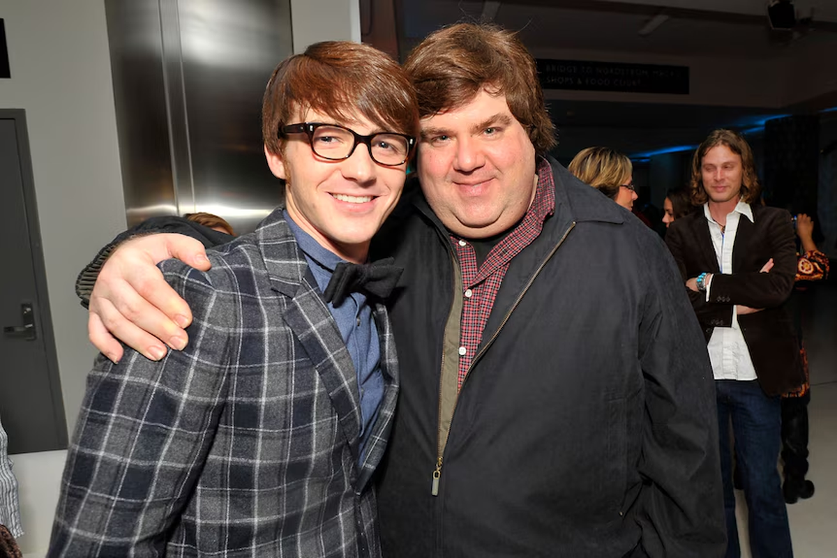 Drake Bell junto al productor de Nickelodeon Dan Schneider. Drake Bell junto al productor de Nickelodeon Dan Schneider.