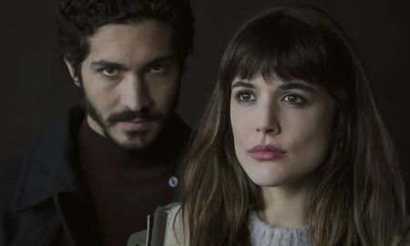 Adriana Ugarte y Chino Darín protagonizan una historia de ciencia ficción y drama en Durante la tormenta. Adriana Ugarte y Chino Darín protagonizan una historia de ciencia ficción y drama en Durante la tormenta.
