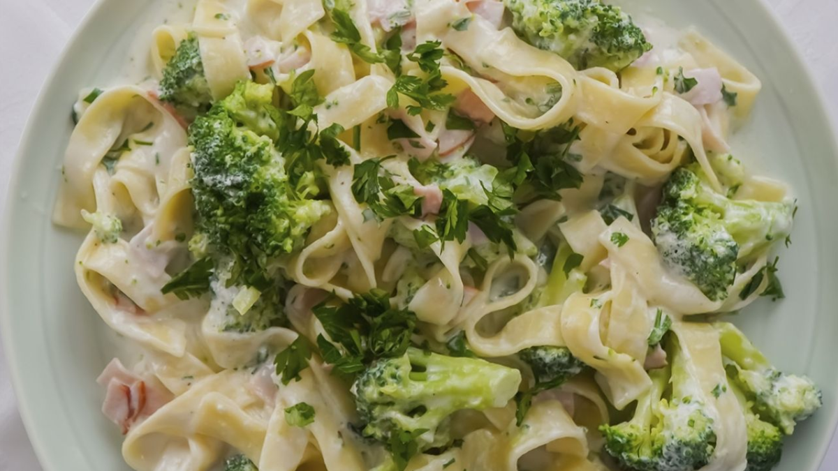 Las pastas con brócoli es un plato fácil de preparar en casa, con ingredientes simples y baratos. Las pastas con brócoli es un plato fácil de preparar en casa, con ingredientes simples y baratos.