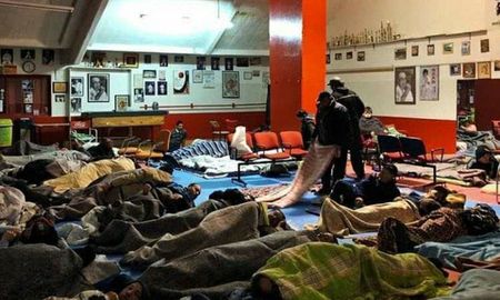 Ante el frío polar, el Club River Plate albergó a personas en situación de calle y generó polémica