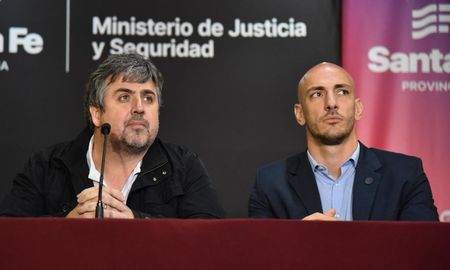 El ministro de Seguridad de Santa Fe, Pablo Cococcioni, y el secretario de Análisis y Gestión de la Información, Esteban Santantino, durante la conferencia de prensa en Rosario. El ministro de Seguridad de Santa Fe, Pablo Cococcioni, y el secretario de Análisis y Gestión de la Información, Esteban Santantino, durante la conferencia de prensa en Rosario.