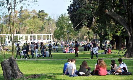 Es muy importante mantener la distancia social y utilizar el barbijo también al aire libre. Es muy importante mantener la distancia social y utilizar el barbijo también al aire libre.