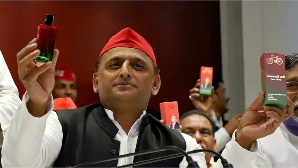El presidente del partido Samajwadi, Akhilesh Yadav, muestra el perfume (AFP).