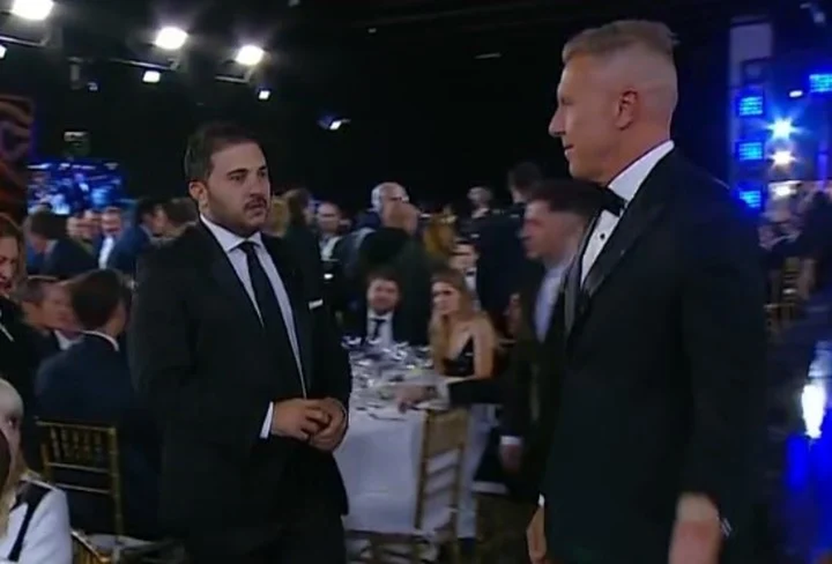 Diego Brancatelli junto a Alejandro Fantino, antes de recibir el galardón por Intratables.