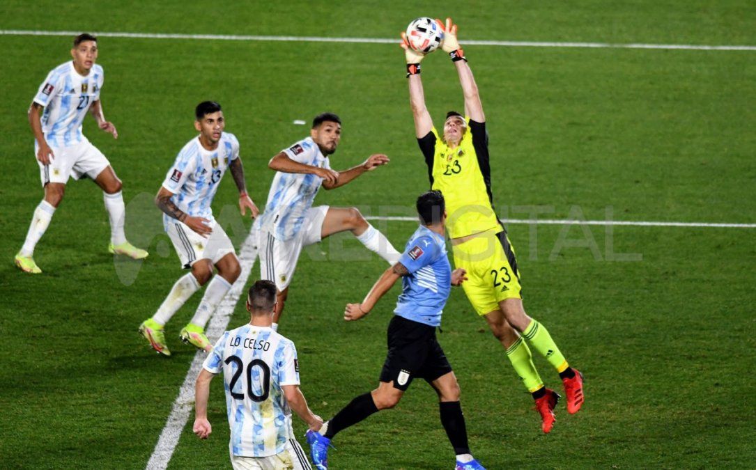 Emiliano Dibu Martínez fue fundamental en los primeros minutos de juego para sostener el cero en su arco. El arquero argentino fue la figura del equipo en la primera parte y se ganó la ovación del público al final.