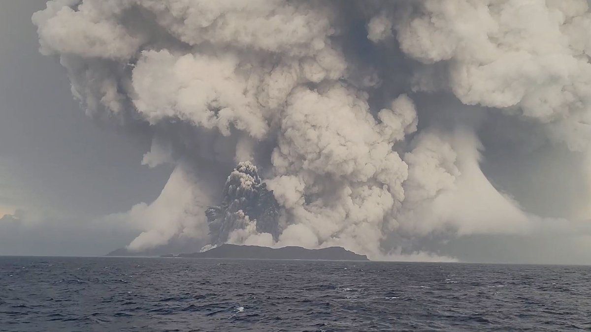 La potente erupción provocó una cascada de alertas por todo el océano Pacífico.